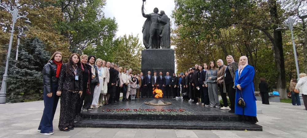 Вечная память героям… Женщины-соотечественницы возложили цветы к памятнику Воину-освободителю